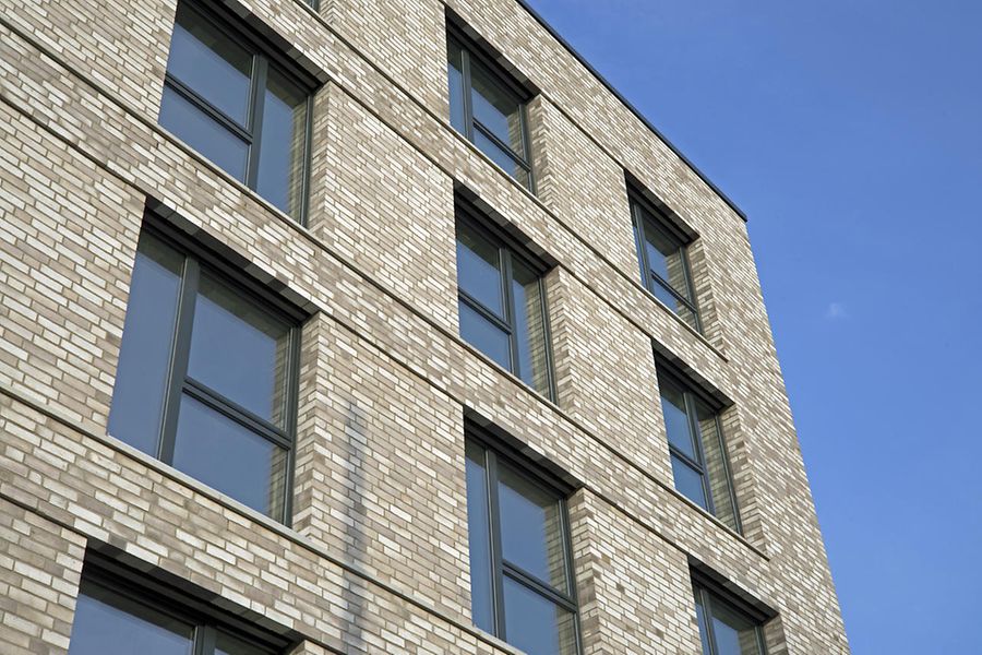 Fassade eines modernen Wohngebäudes in Frankfurt am Main, Deutschland