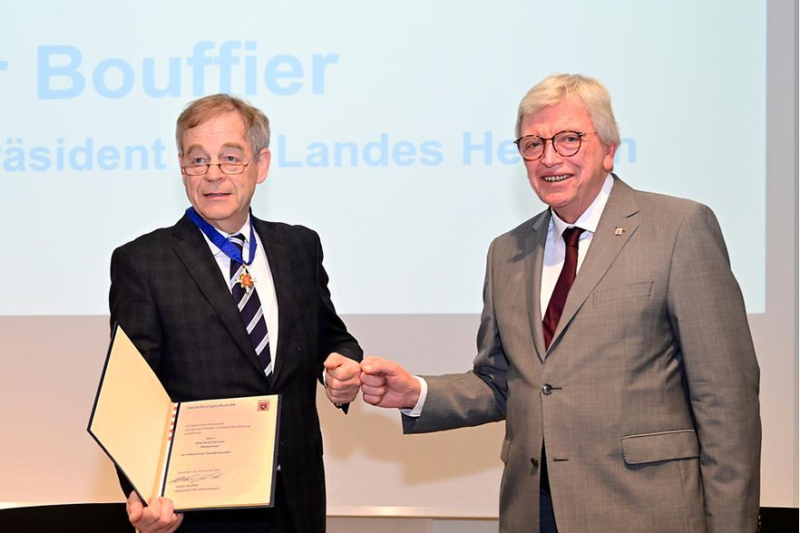 Ministerpräsident Volker Bouffier überreicht Eberhard Flammer den Hessischen Verdienstorden