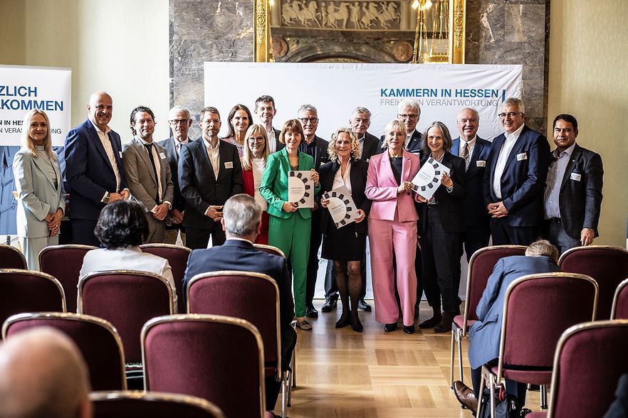 Wei&szlig;buch&uuml;bergabe &bdquo;Perspektiven der Infrastruktur &ndash; Versorgungssicherheit f&uuml;r Hessen&ldquo;, Kurhaus, Wiesbaden, Bild x von x